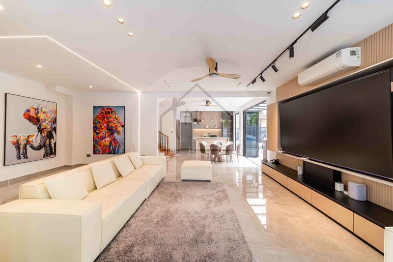 Fully Renovated Corner Terrace Near to Sembawang Road