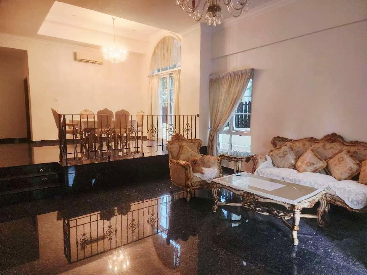 Prop-GPT: Semi-Detached: D10  Semi detached house at prime location Orchard