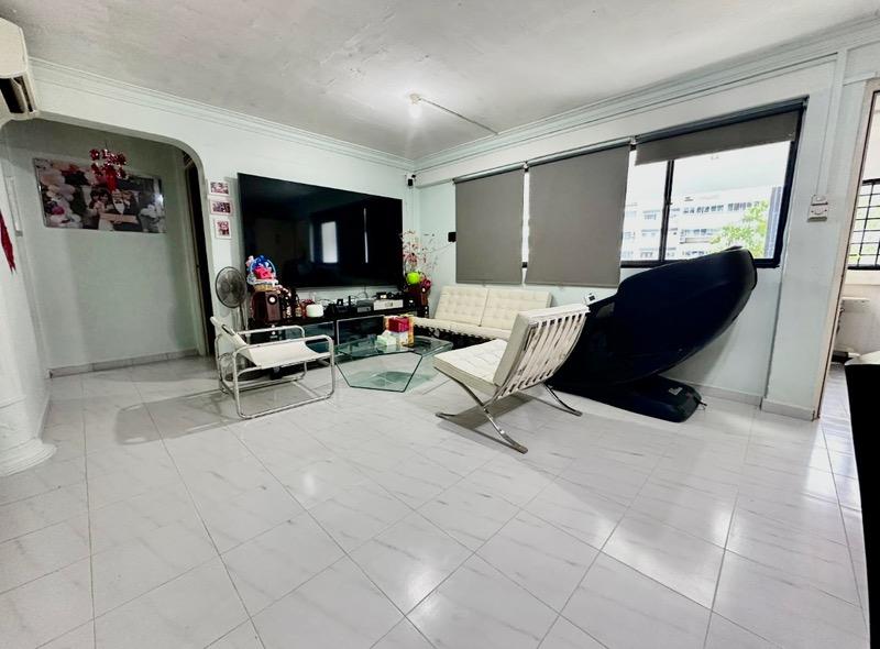 Prop-GPT: HDB Apartment: D19 Serangoon 243 Serangoon Avenue 2