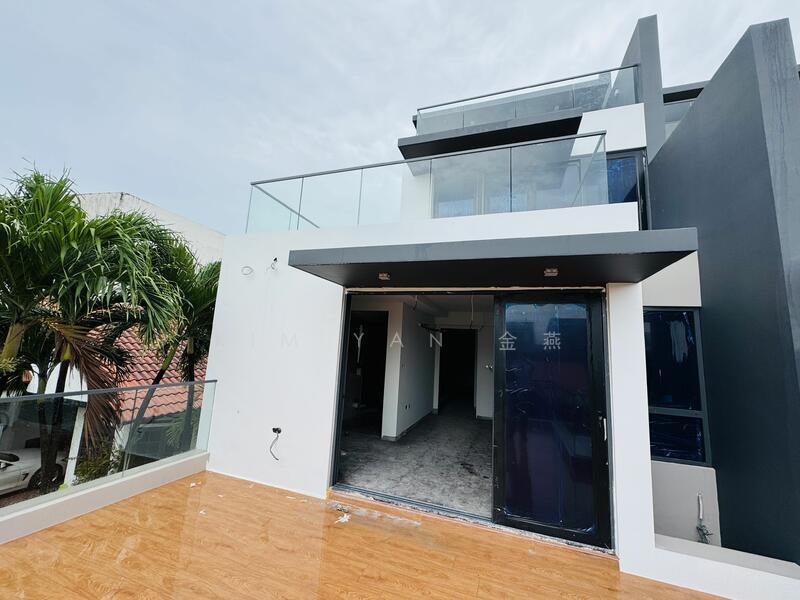 Brand new Semi-D, 4 levels with Lift & Swimming Pool, 5 bedrooms ensuite, modern with roof terrace