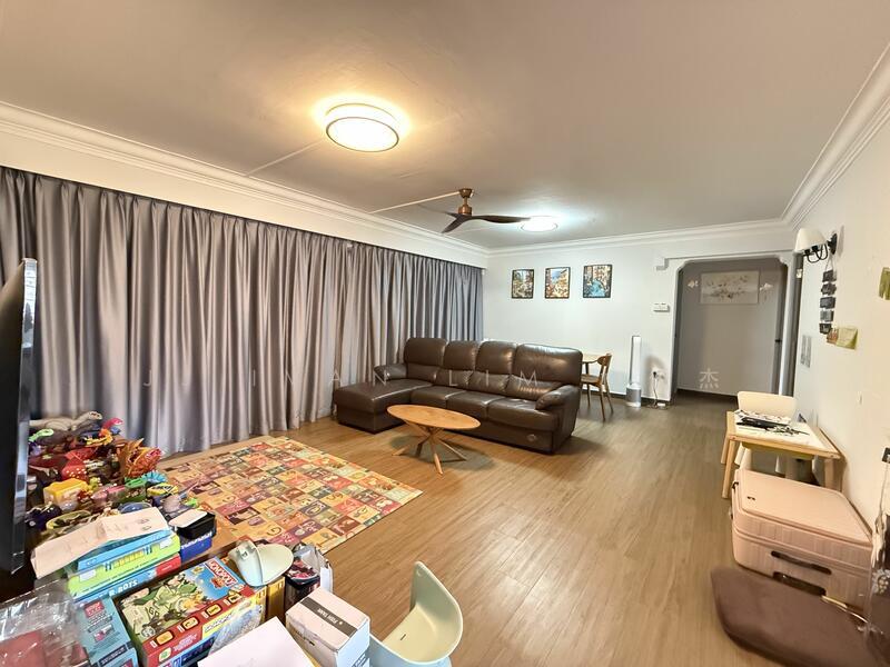 Prop-GPT: HDB Flat: D18 Simei 225 Simei Street 4