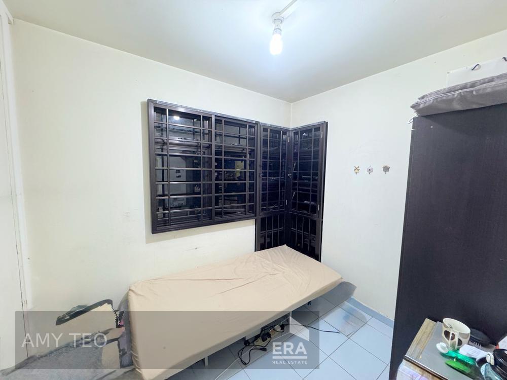 Rare Lor 8 Hdb 3 Room , No Extension,near Pei Chun and Market for Sale