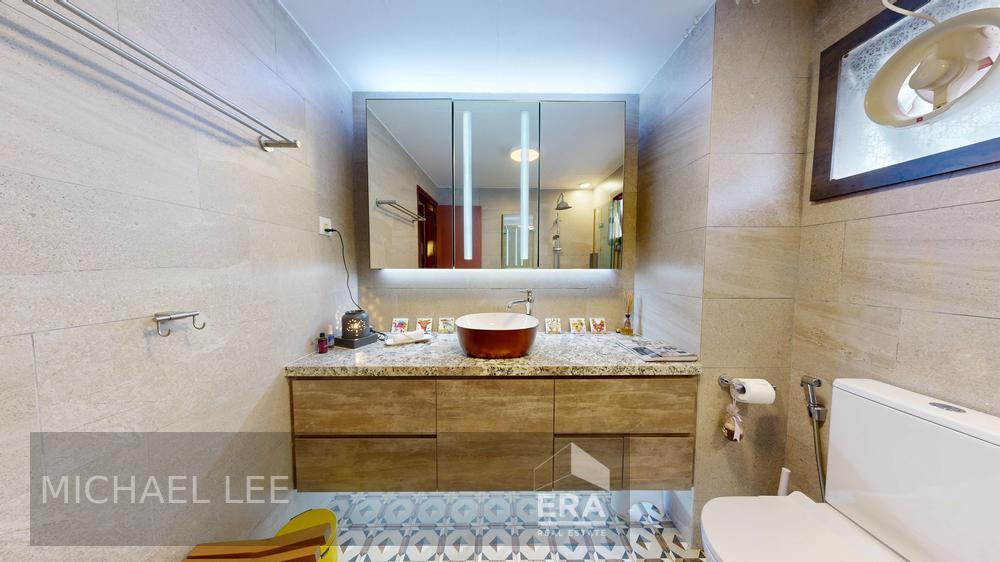 Spacious Landed Living 1km Temasek Primary 100m Covered Walkway to Mrt