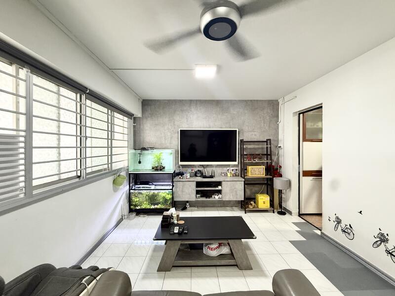 Prop-GPT: HDB Flat: D27 Yishun 754 Yishun Street 72