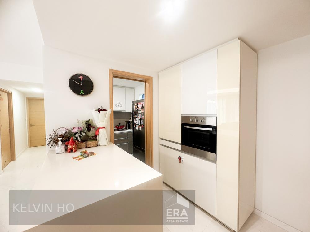 Tastefully Renovated Unit With Walk in Wardrobe