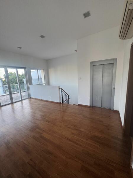 6 bedroom Semi D with lift in Sembawang