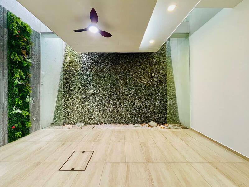 Prop-GPT: Terrace: D09 Cairnhill Renovated 3.5 Storey Terrace in Jalan Elok w/ Lift & 2 car park, 5 mins walk to Orchard