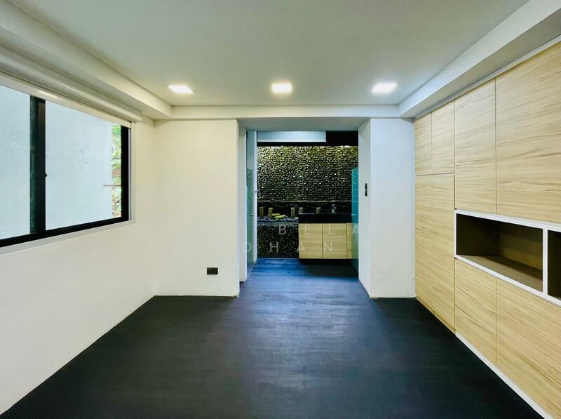 Renovated 3.5 Storey Terrace in Jalan Elok w/ Lift & 2 car park, 5 mins walk to Orchard