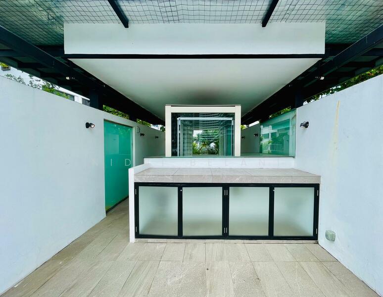 Renovated 3.5 Storey Terrace in Jalan Elok w/ Lift & 2 car park, 5 mins walk to Orchard