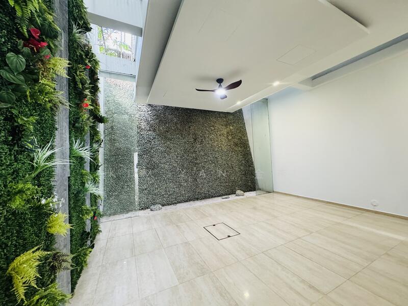 Prop-GPT: Terrace: D09 Cairnhill Freehold terrae, 5 levels with Lift, Within Heart of Orchard,