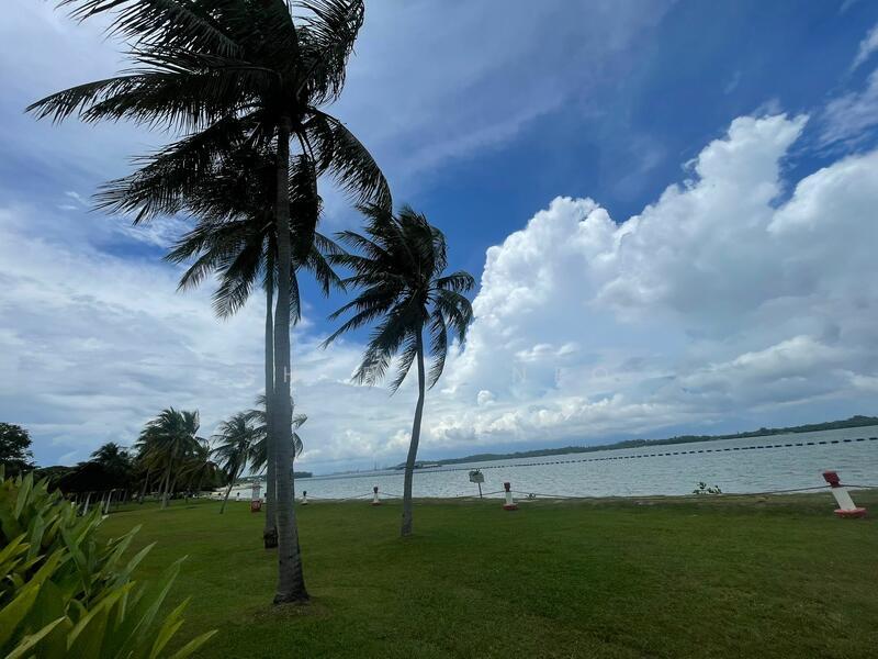 Semi D in district 18 Rare 999yrs seafront resort home living grab now !