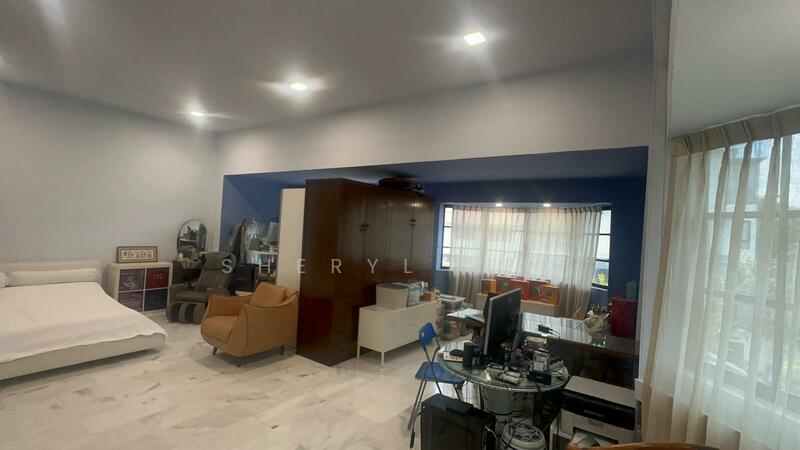 Semi D in district 18 Rare 999yrs seafront resort home living grab now !