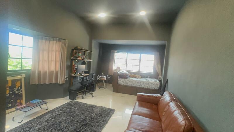 Semi D in district 18 Rare 999yrs seafront resort home living grab now !