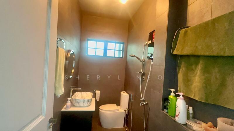 Semi D in district 18 Rare 999yrs seafront resort home living grab now !