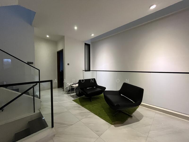 2025 Cheap Renovated Terrace with Lift Provision!