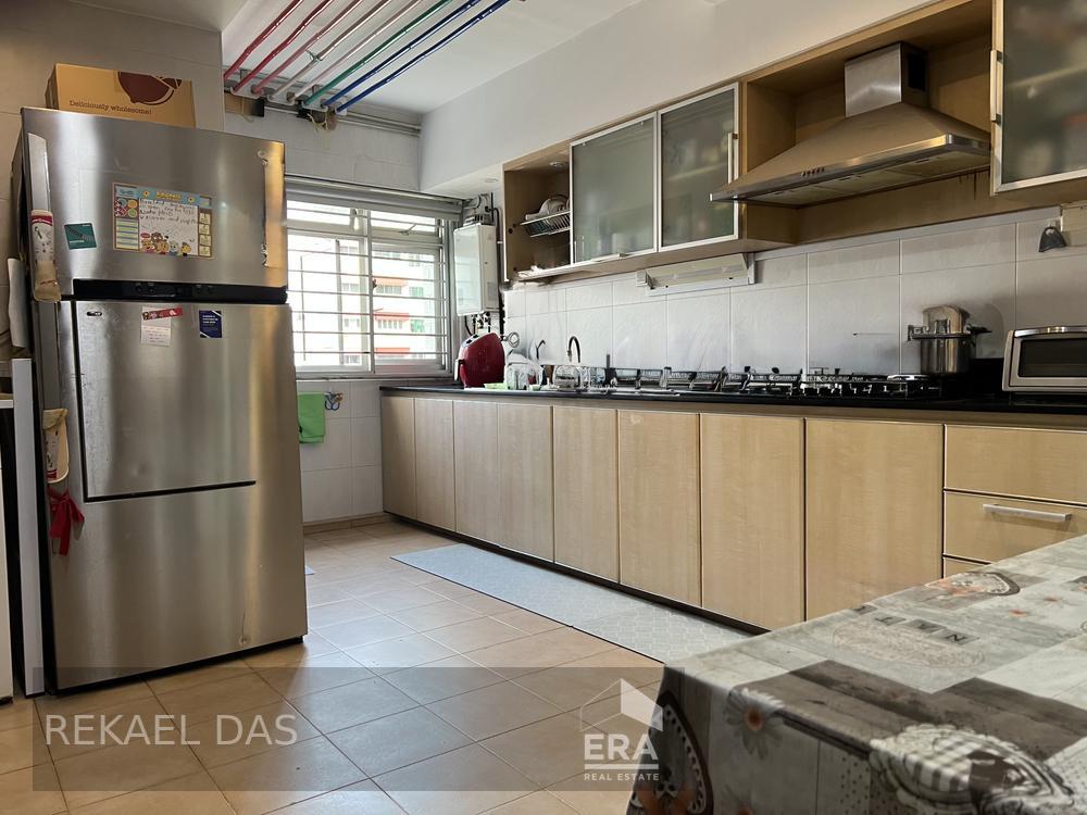 Prop-GPT: HDB - 4 room: D18 Pasir Ris Pasir Ris