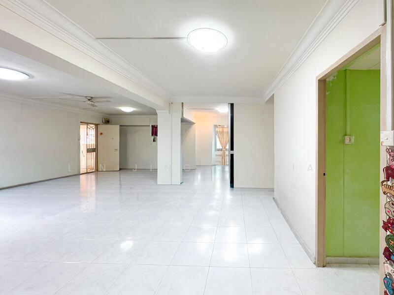 Prop-GPT: HDB Flat: D18 Tampines 330 Tampines Street 32