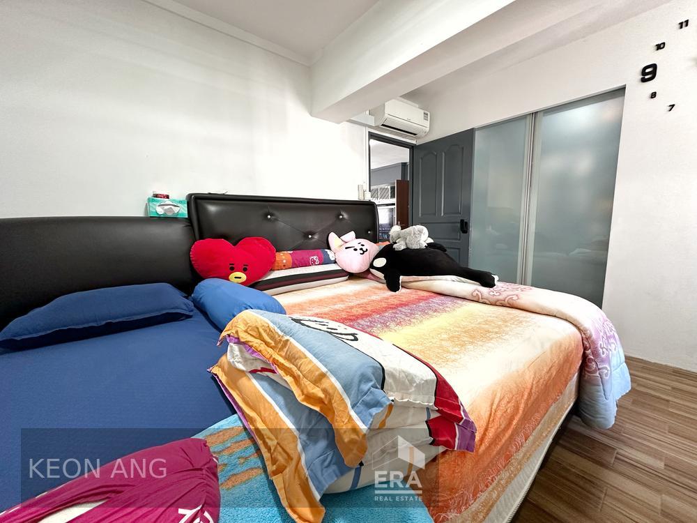 High Floor, Good Corridor Space, Bright and Windy, Great Location