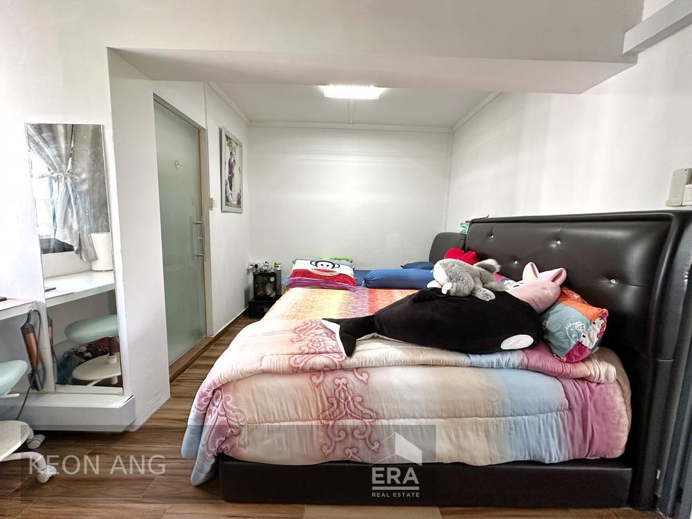 High Floor, Good Corridor Space, Bright and Windy, Great Location