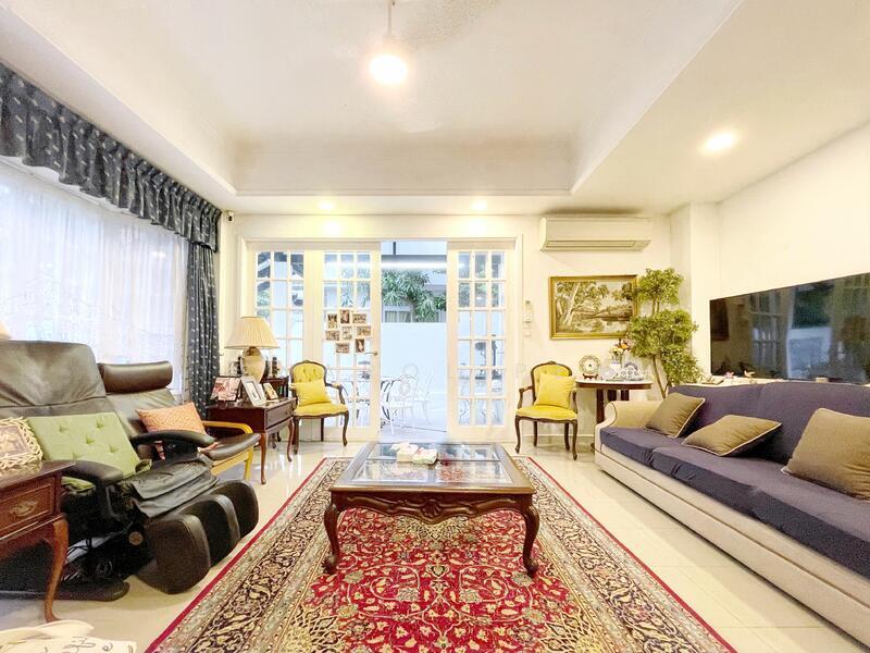 Prop-GPT: Detached: D15 Siglap 2-Storey Detached along Palm Drive  Rarely Available with Wide Frontage