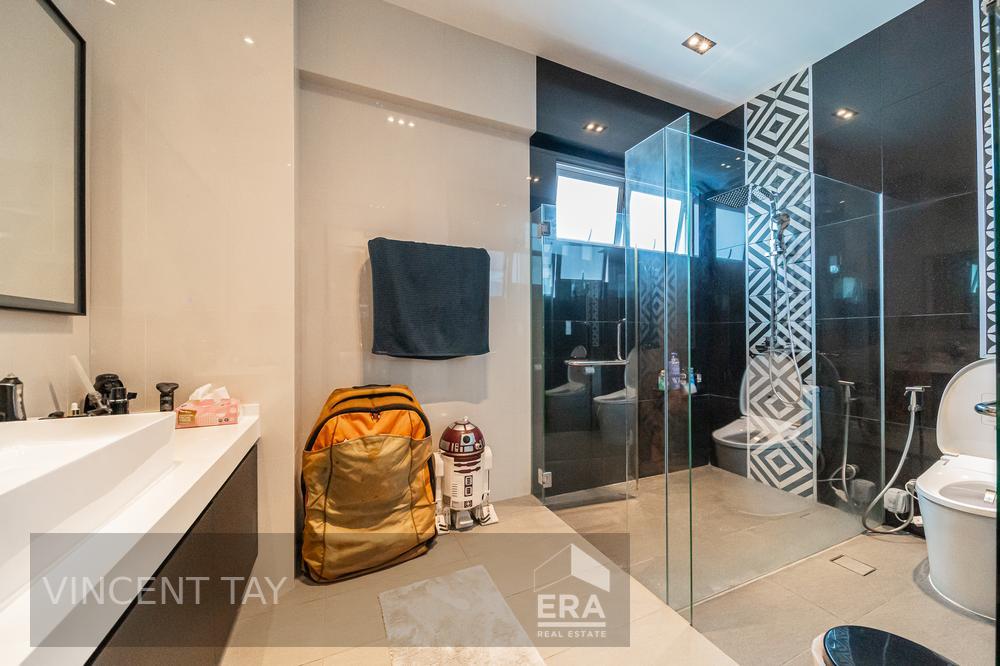 Modern Hilltop Semi-d With Lift & Pool