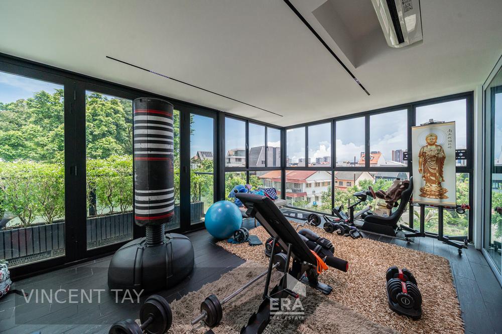 Modern Hilltop Semi-d With Lift & Pool