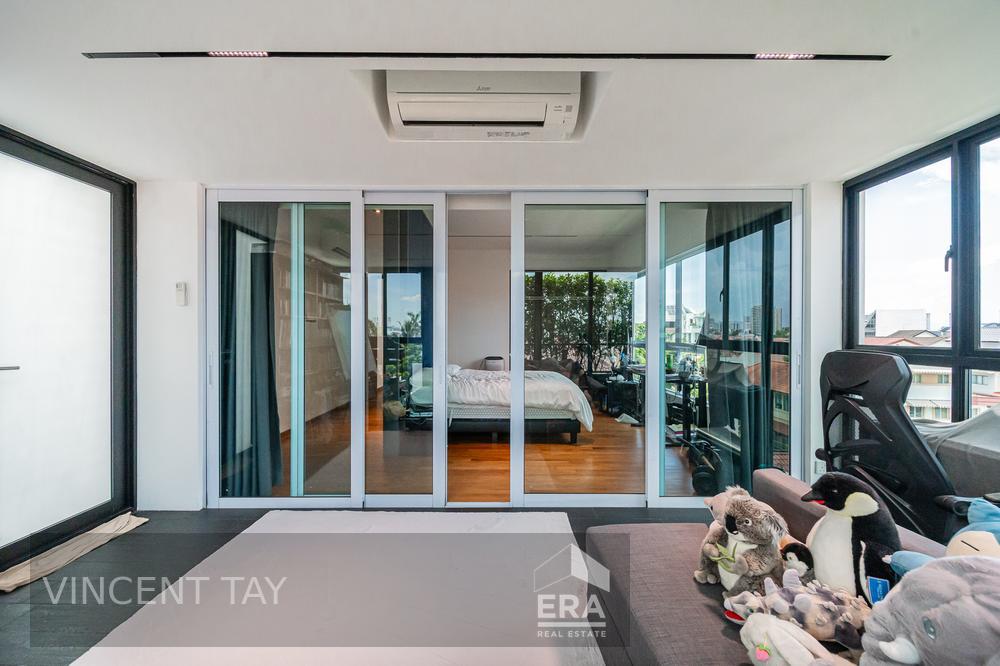 Modern Hilltop Semi-d With Lift & Pool