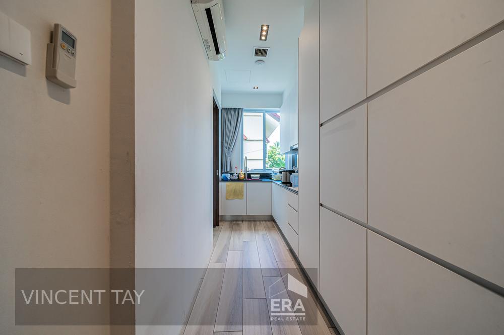 Modern Hilltop Semi-d With Lift & Pool