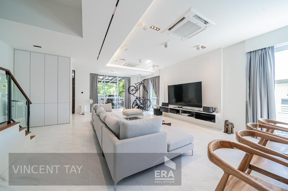 Modern Hilltop Semi-d With Lift & Pool