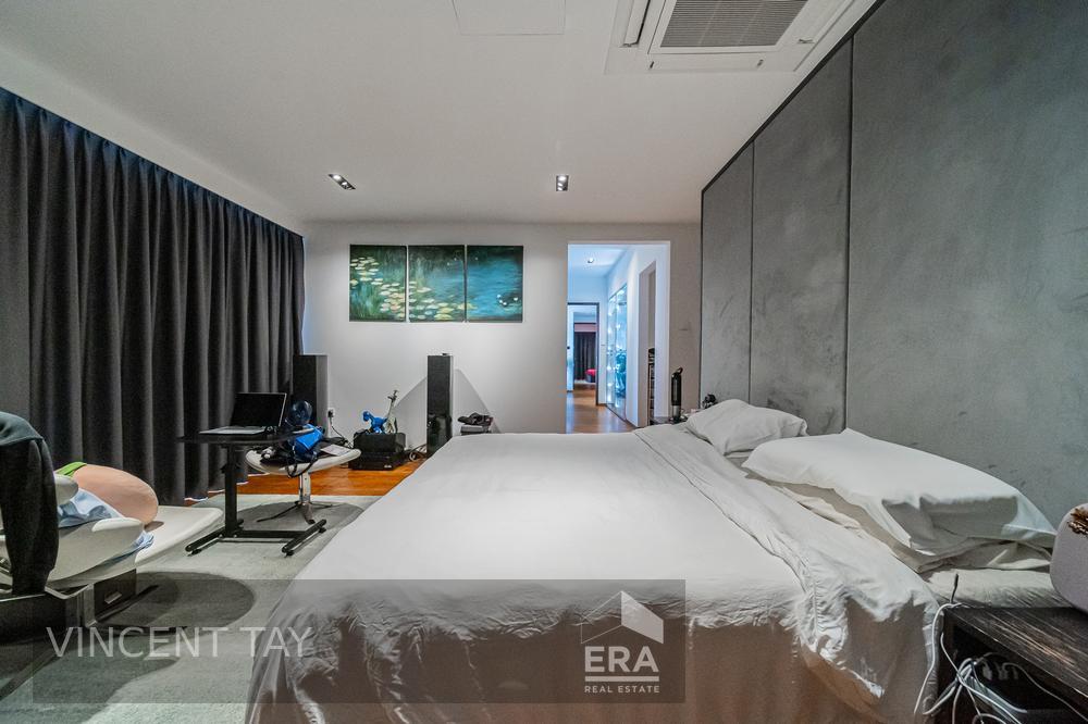 Modern Hilltop Semi-d With Lift & Pool