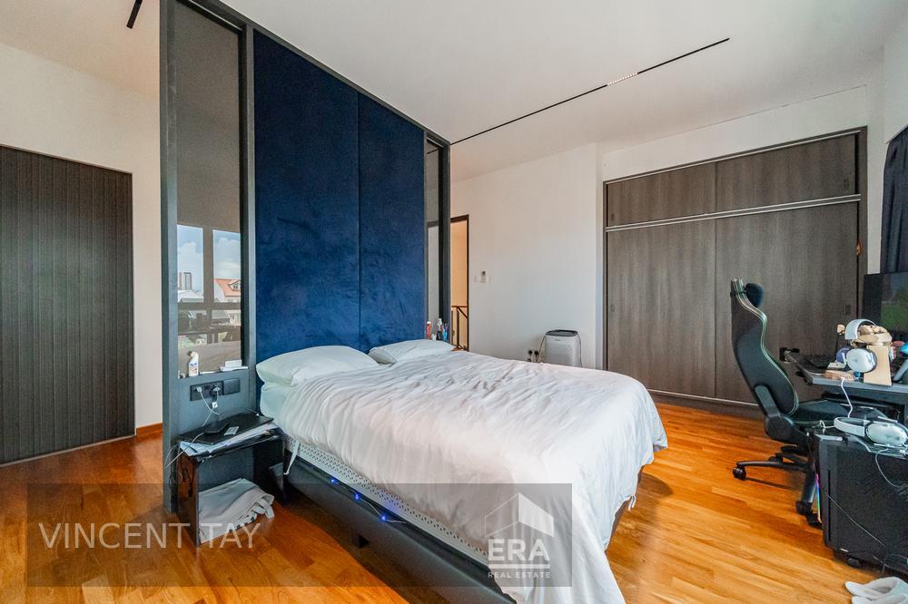 Modern Hilltop Semi-d With Lift & Pool