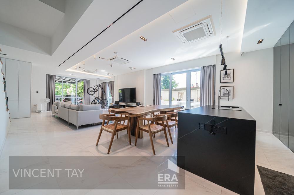 Modern Hilltop Semi-d With Lift & Pool