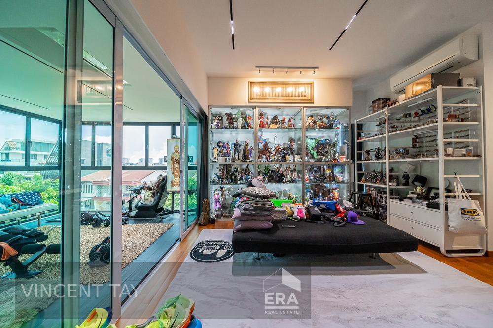 Modern Hilltop Semi-d With Lift & Pool