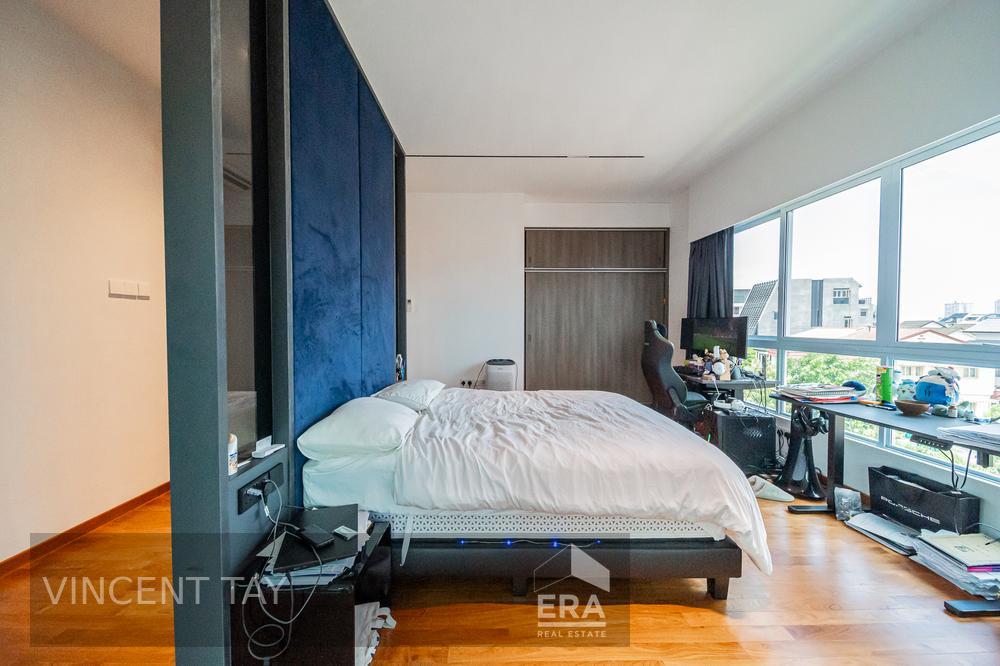 Modern Hilltop Semi-d With Lift & Pool