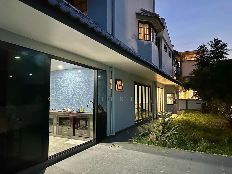 Prop-GPT: Semi-Detached: D18 Pasir Ris D18 Renovated 2-storey SemiD 999yr Walk to Pasir Ris Beach/Elias Mall/MRT