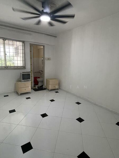 Prop-GPT: HDB Flat: D18 Tampines 447 Tampines Street 42