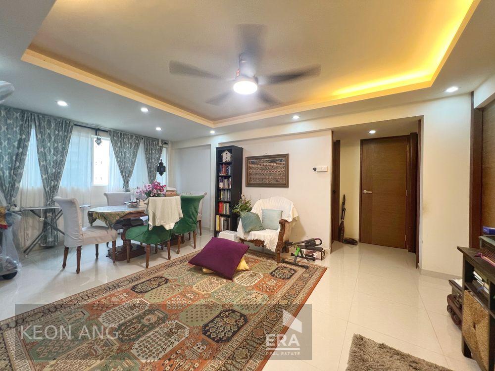 Brand New Listing, Spacious, Nearby to Mrt and Mall.