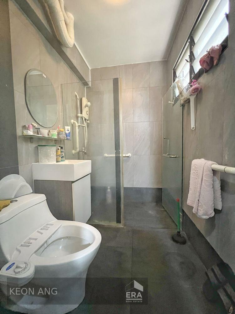 Brand New Listing, Spacious, Nearby to Mrt and Mall.