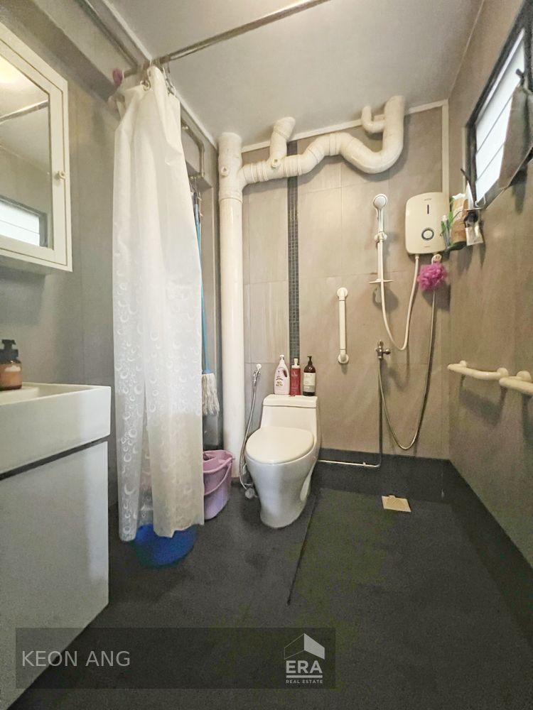 Brand New Listing, Spacious, Nearby to Mrt and Mall.