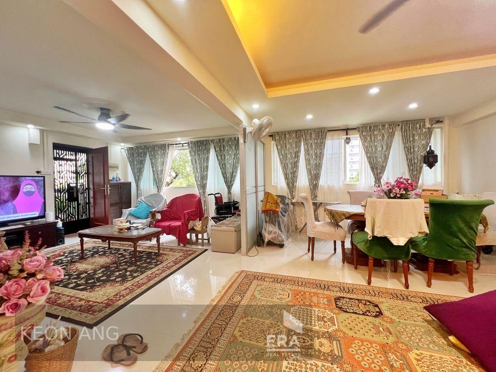 Brand New Listing, Spacious, Nearby to Mrt and Mall.