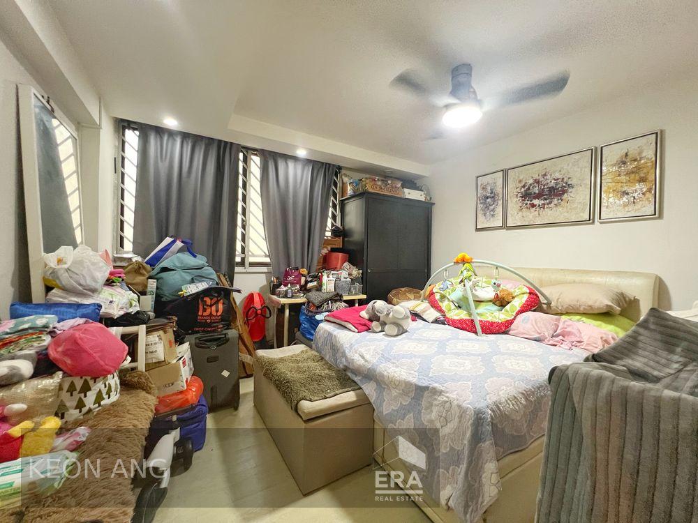 Brand New Listing, Spacious, Nearby to Mrt and Mall.