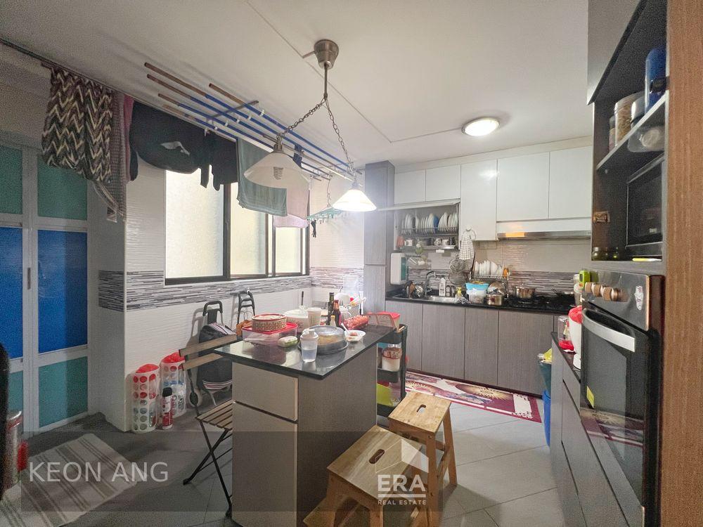 Brand New Listing, Spacious, Nearby to Mrt and Mall.