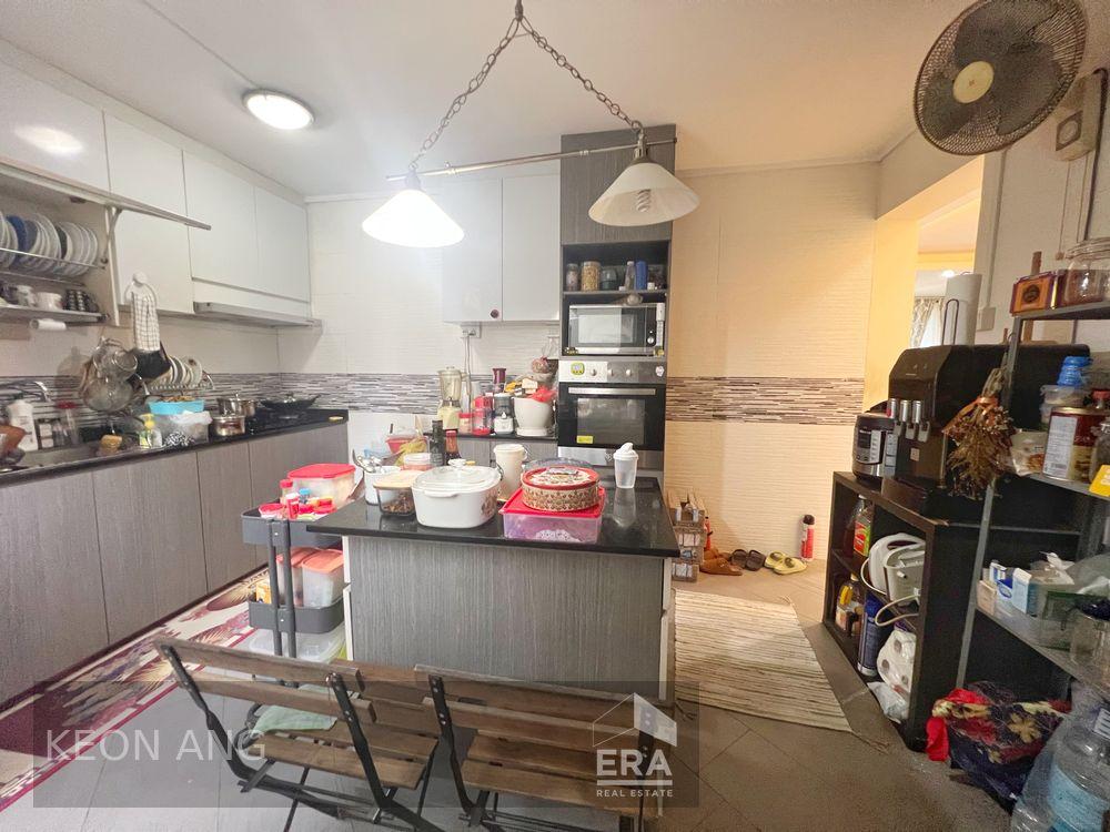 Brand New Listing, Spacious, Nearby to Mrt and Mall.