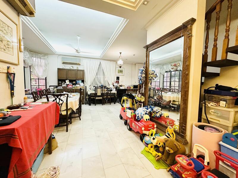 Prop-GPT: Bungalow: D03  Freehold bungalow with regular land and wide frontage, 2 storey sturcture with 5 bedroomsgalow