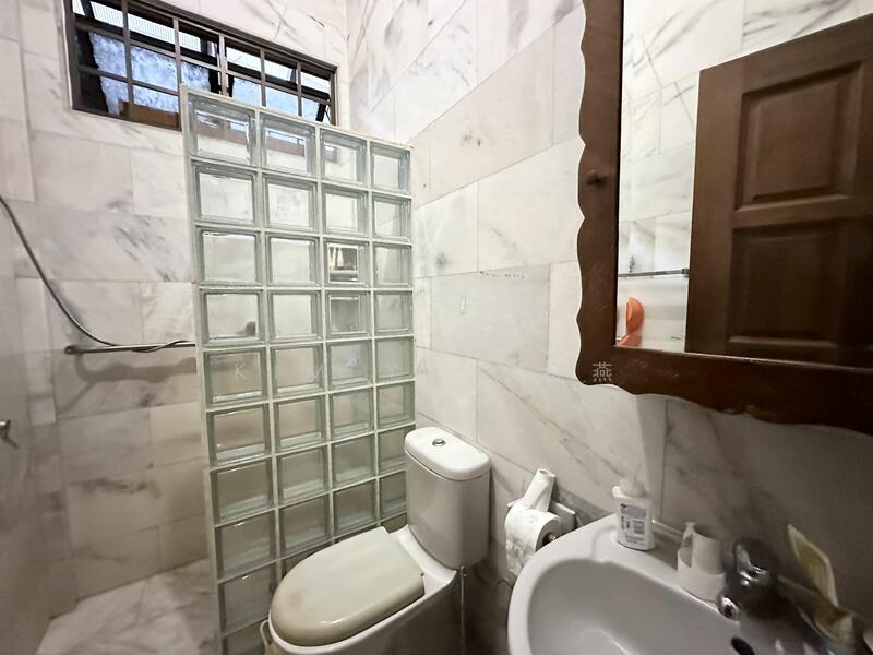 Freehold bungalow with regular land and wide frontage, 2 storey sturcture with 5 bedroomsgalow