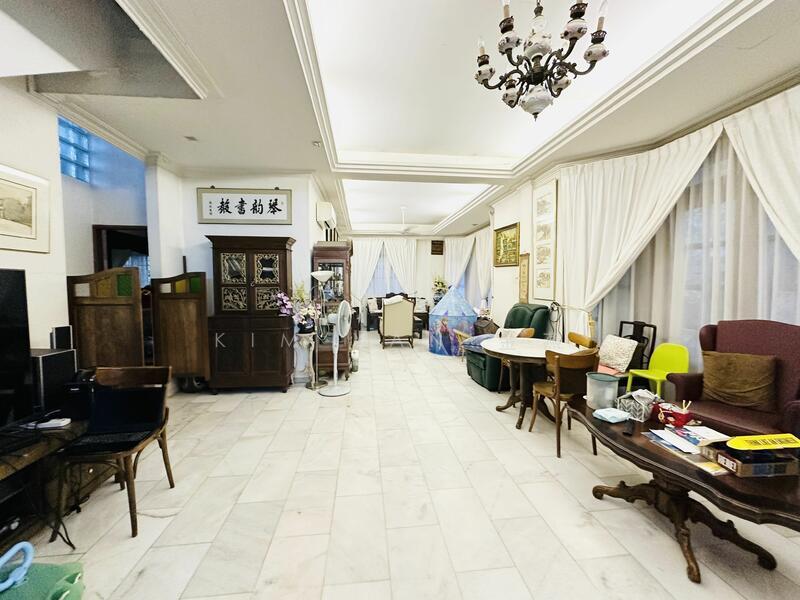 Freehold bungalow with regular land and wide frontage, 2 storey sturcture with 5 bedroomsgalow