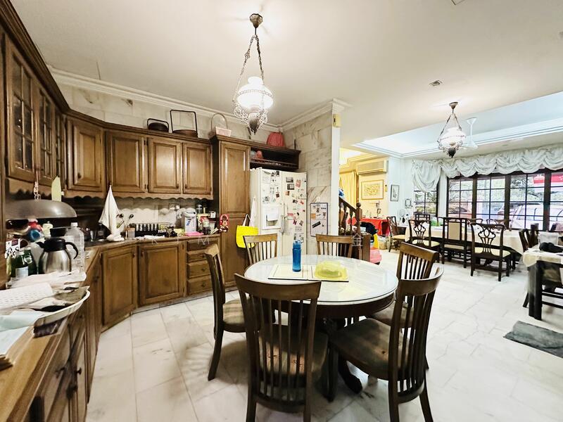 Freehold bungalow with regular land and wide frontage, 2 storey sturcture with 5 bedroomsgalow