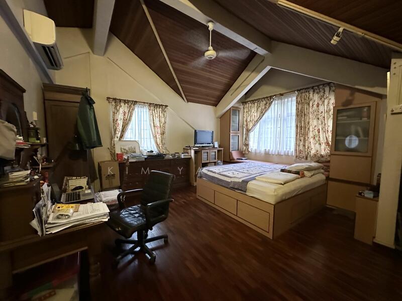 Freehold bungalow with regular land and wide frontage, 2 storey sturcture with 5 bedroomsgalow