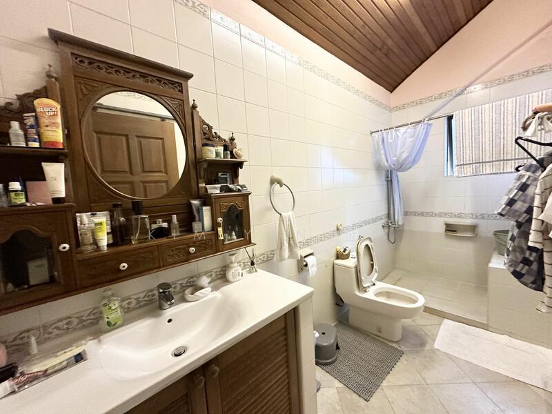 Freehold bungalow with regular land and wide frontage, 2 storey sturcture with 5 bedroomsgalow