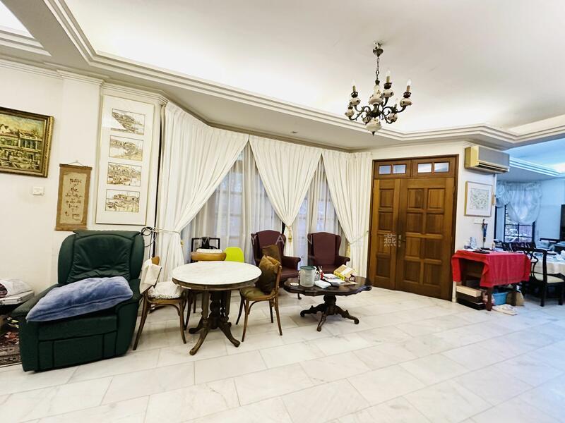 Freehold bungalow with regular land and wide frontage, 2 storey sturcture with 5 bedroomsgalow